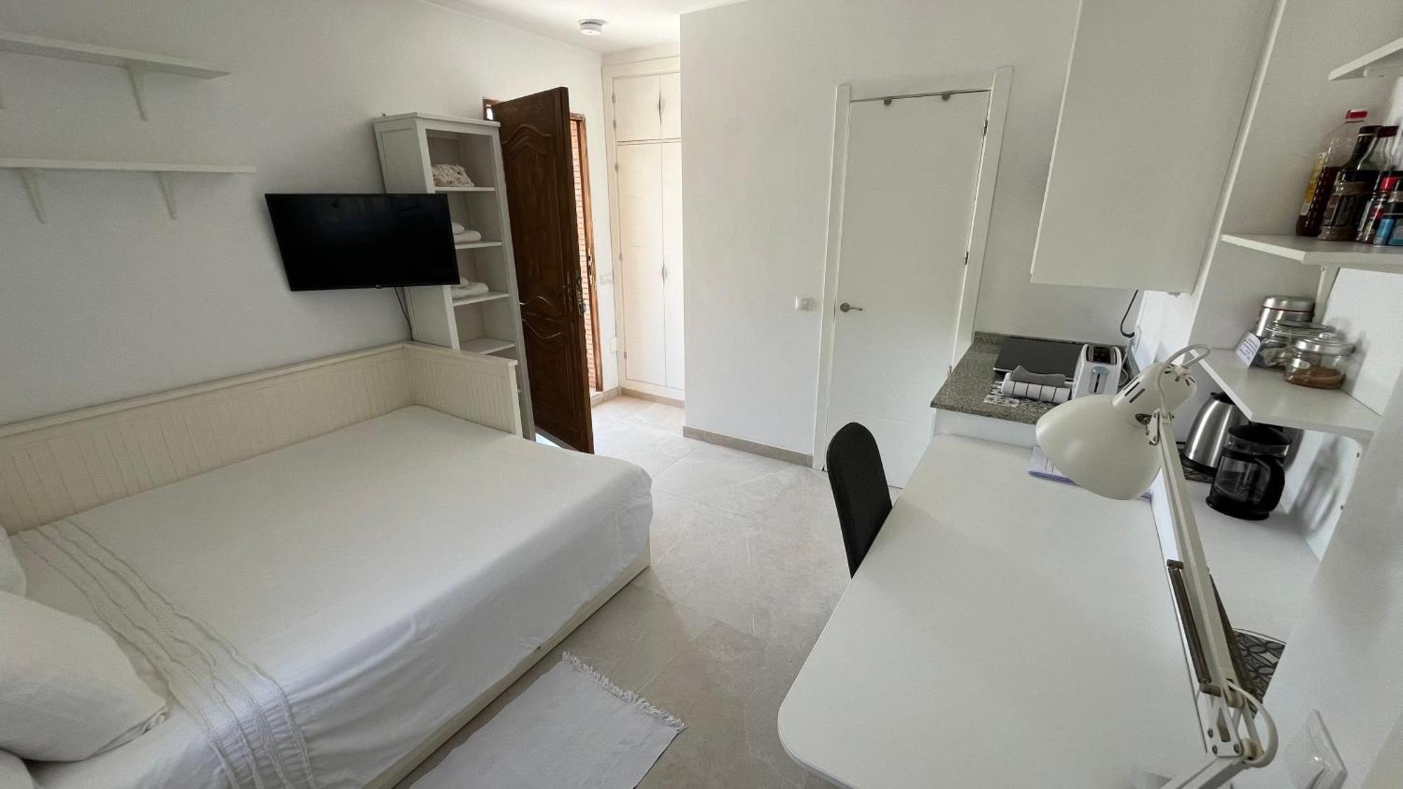 Studio Views Apartment, Cortijo Fruitful Hills Malaga Bagian luar foto
